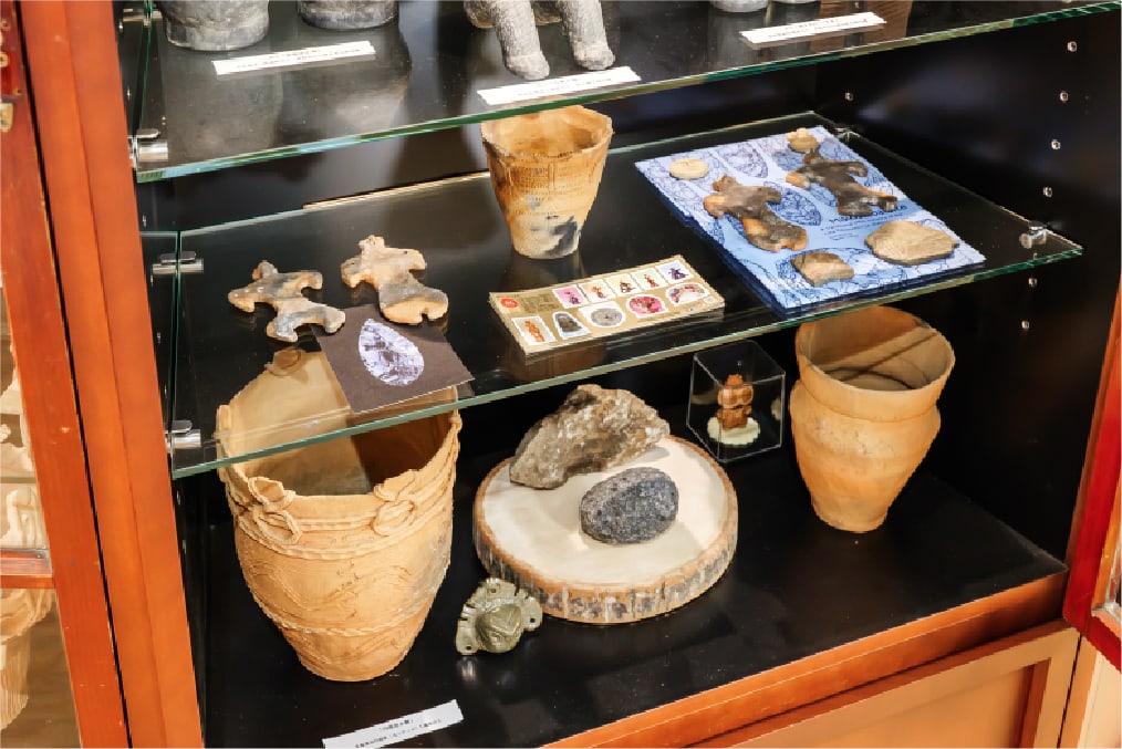 岡本が手掛けた陶芸や木彫り作品